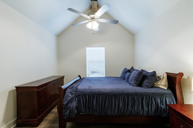 Building Photo - Luxury 4-Bedroom, 3-Bathroom Home in Kelse...