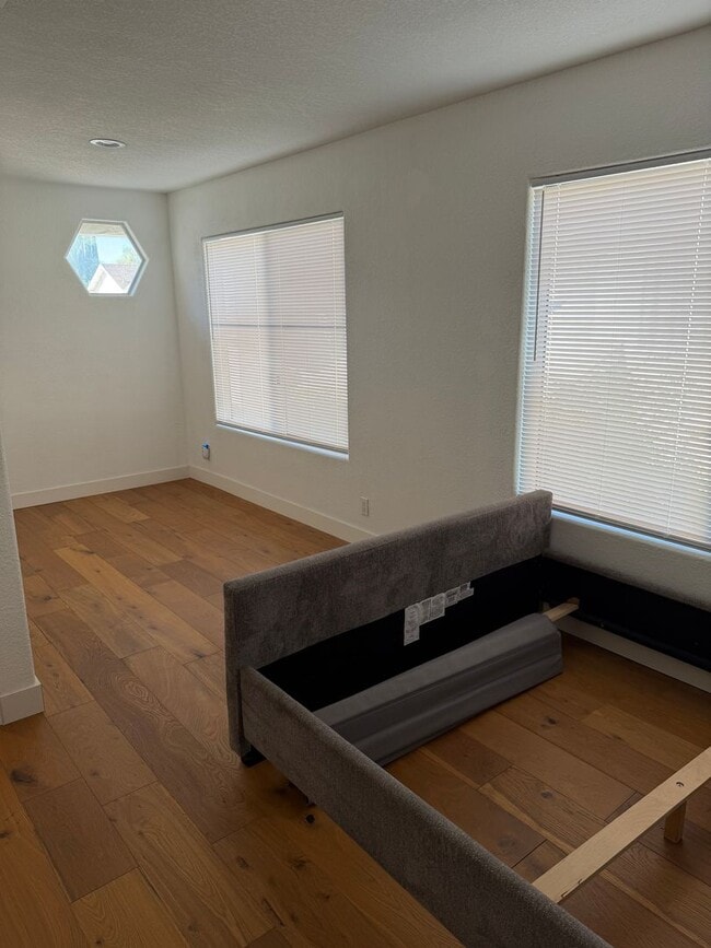 Building Photo - 4 bed, 3 bath cul-de-sac home!