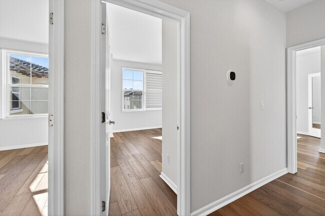 Building Photo - Beautiful Upgraded Townhome: 1,676 sqft, 2-Car Garage + Iron Horse Trail Access