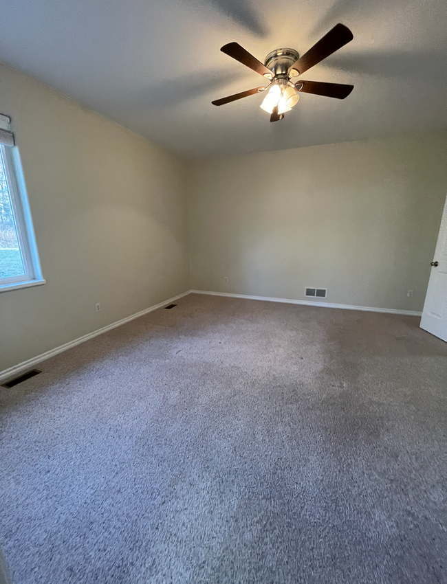 Building Photo - Private and conveniently located 3 bedroom...