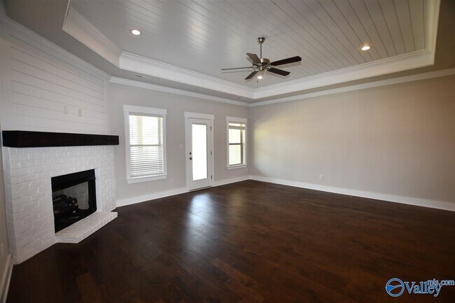 Building Photo - 702 Sluice Dr SW