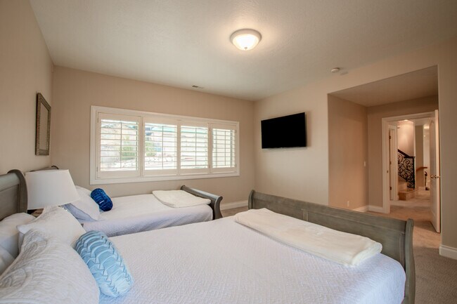 Building Photo - 678 Scenic Hills Dr
