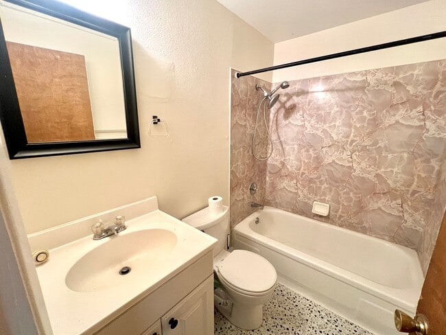 Building Photo - South Tabor Neighborhood Home with Spaciou...