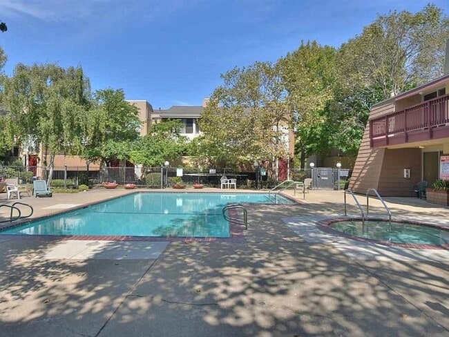 Building Photo - Great 2 bed 2 bath Condo in San Pablo Gate...