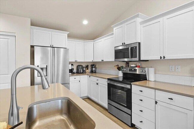 Building Photo - LIGHT FILLED OPEN LAYOUT SINGLE LEVEL HOME