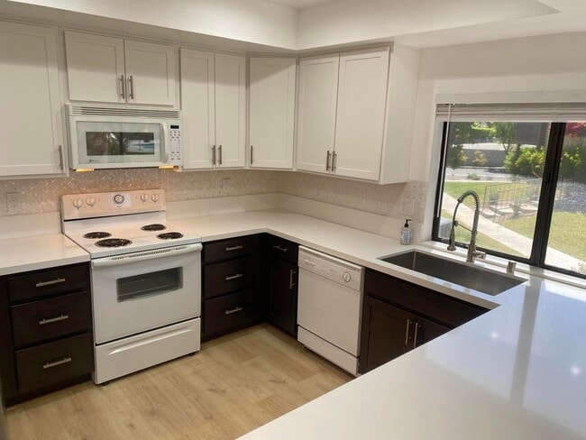 Building Photo - 695 S Cll Petunia