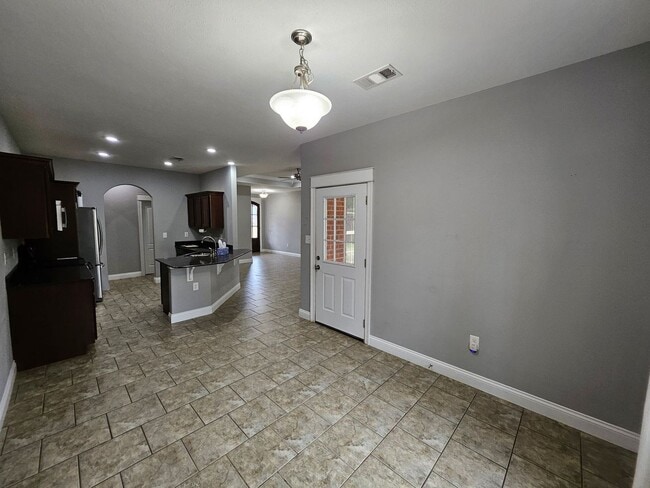 Building Photo - 165 James Dr