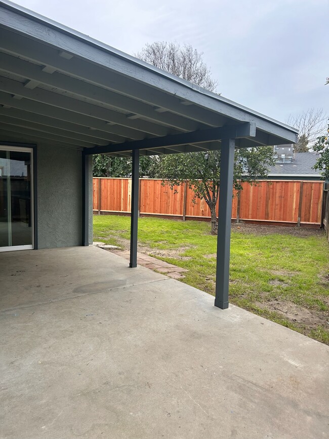 Building Photo - 1008 Shadow Ridge Dr