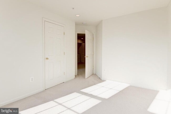 Building Photo - 1984 Crescent Park Dr