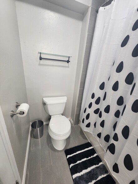 Full bathroom (Upstairs) - 4716 Hemlock Cir