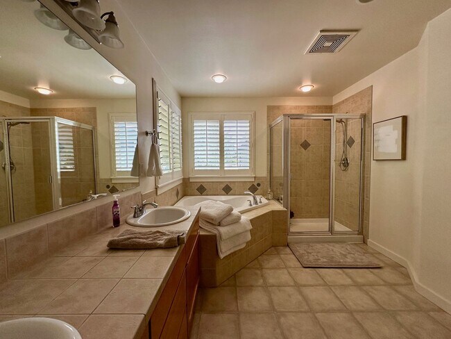 Building Photo - Charming 6 beds 2.5 bath house in Bothell!