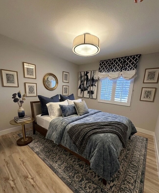 Building Photo - Beautiful 4 Bedroom, 2.5 Bathroom Home in West Irvine Pointe Community