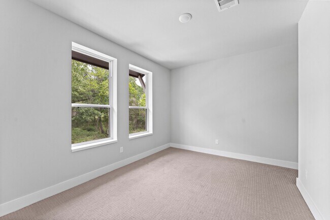 Building Photo - 2183 Mansfield St