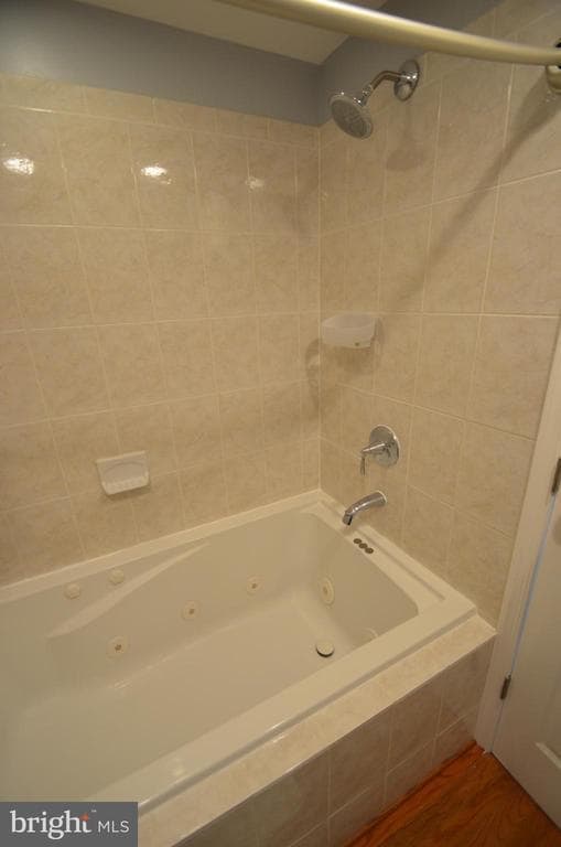 Building Photo - 3723 S Four Mile Run Dr