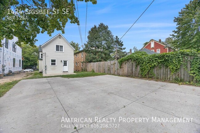 Building Photo - 1424 Sigsbee St SE