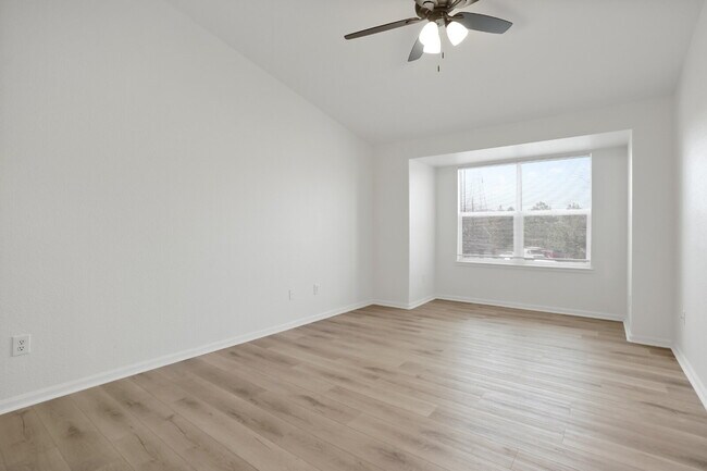 Building Photo - Great Two Bedroom Condo with Garage