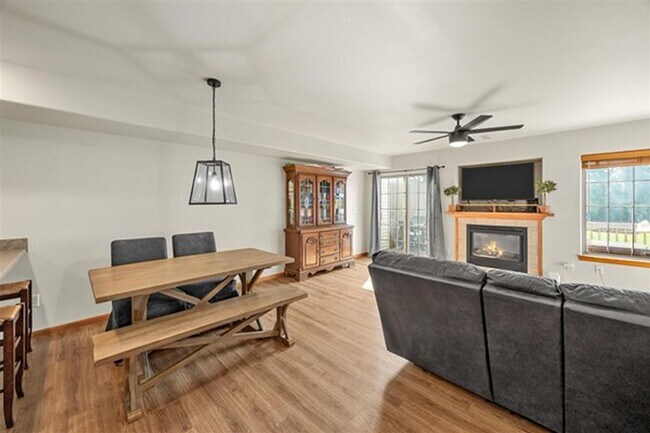 Building Photo - 2 Bedroom, 2-1/2 Bath Townhouse on Iowa City East Side!!