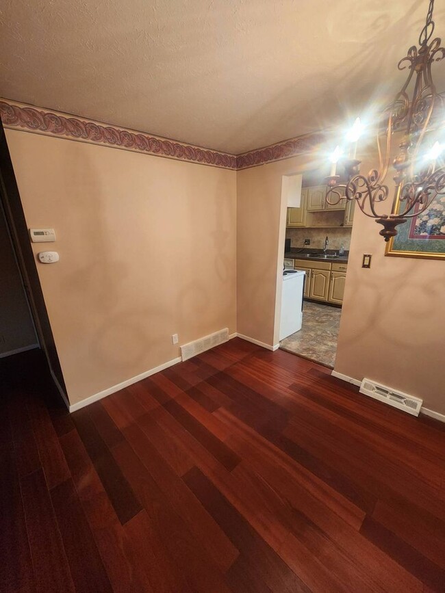Building Photo - Charming 2-Bedroom Property in Prime Location
