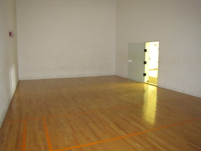 Building Photo - Gorgeous 3/2 Condo with 1 Car Garage in Ex...