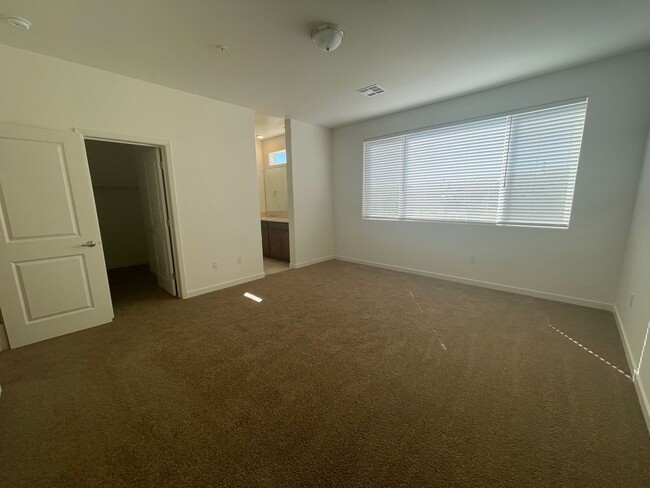 Building Photo - Beautiful Falcon Ridge Townhome!