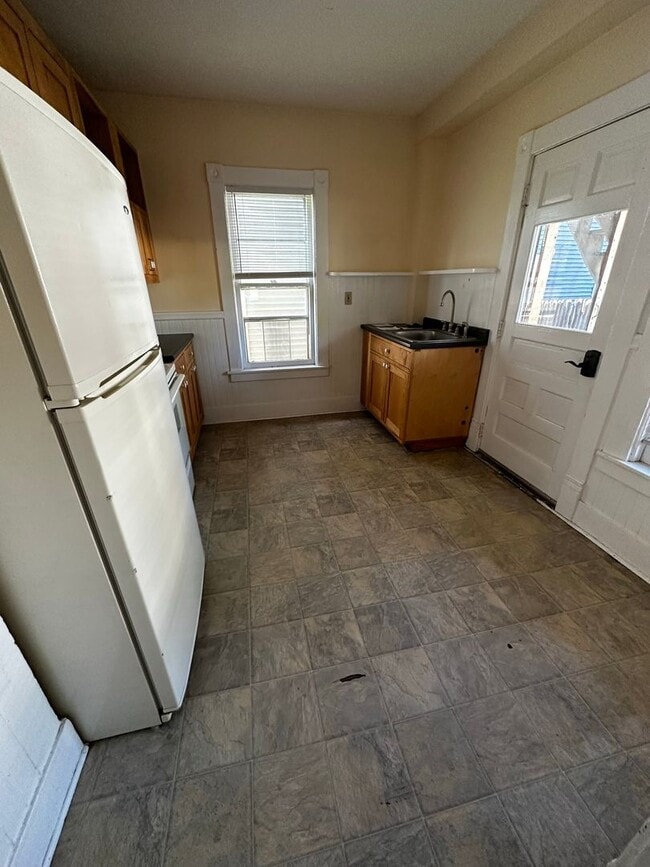 Building Photo - Newly Renovated 5 bedroom - Available June...