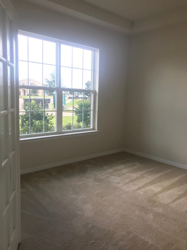 Building Photo - 5 Bedroom 4 Bathroom Family Home at Windst...