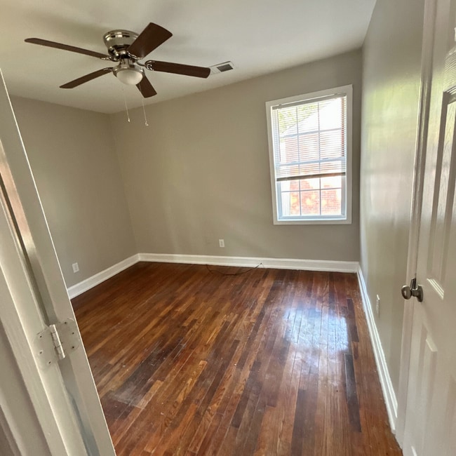 Building Photo - Freshly Renovated 2-Bedroom apartment! - H...