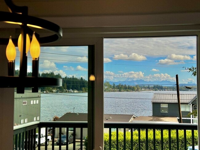 Building Photo - Newly Remodeled Top-Floor Duplex w/ Lake a...