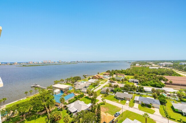 Building Photo - GORGEOUS Waterfront Condo in South Daytona
