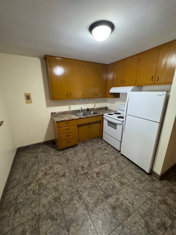 Building Photo - 556 Jenks Ave E