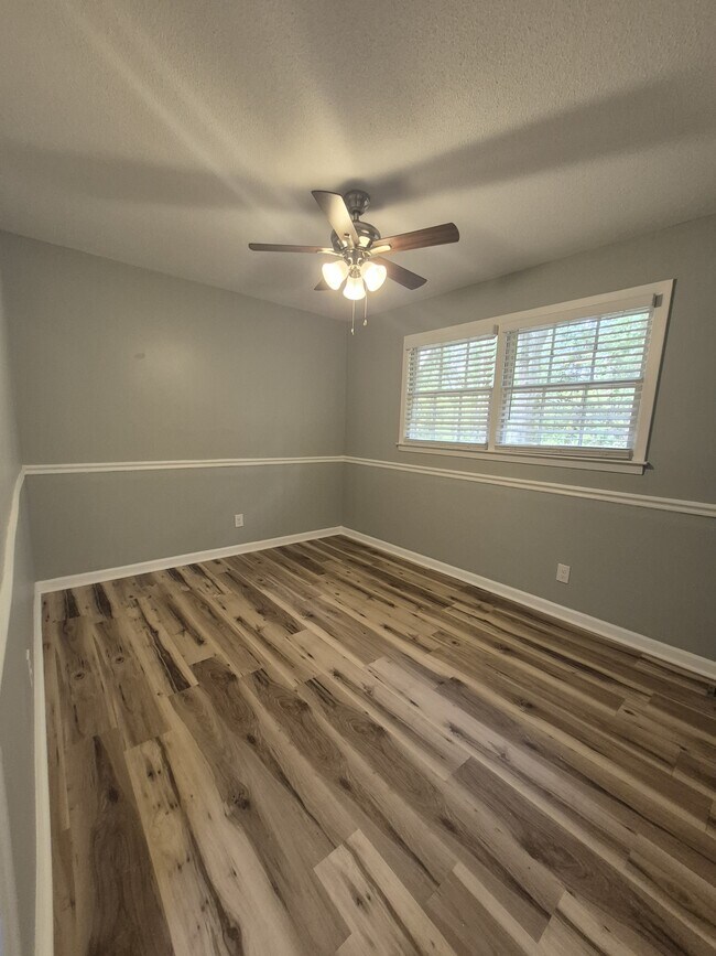 Building Photo - 1713 Azalea Dr