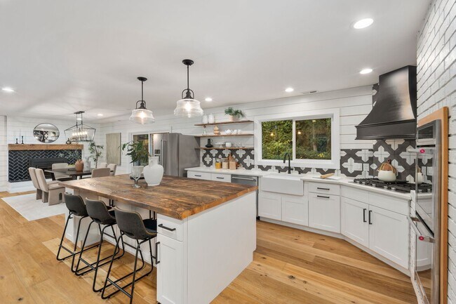 Building Photo - Redmond 4BD / 3BA Home with Central A/C on 3 Acres – Available Now