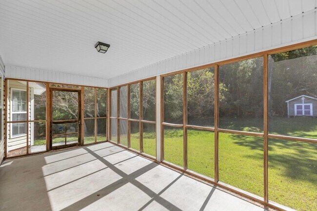 Building Photo - Large Ranch Home with 4BR/ 2 Bath with an ...