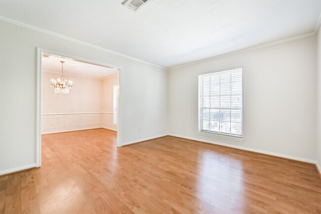 Building Photo - 2005 La Salle Ln