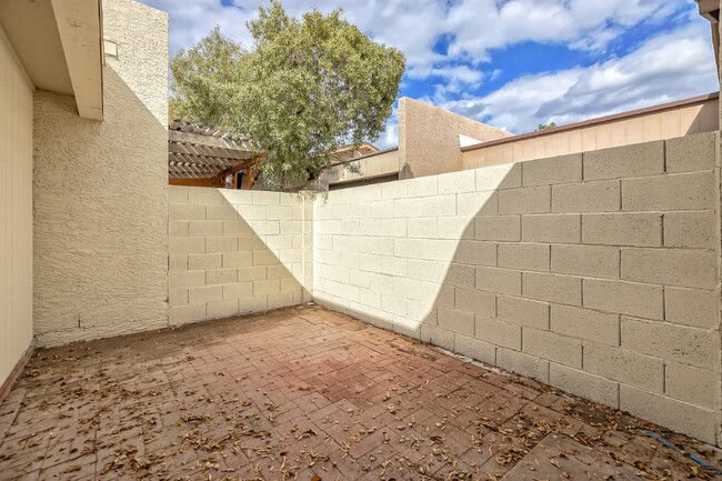 Building Photo - Lovely  South Scottsdale Charmer!