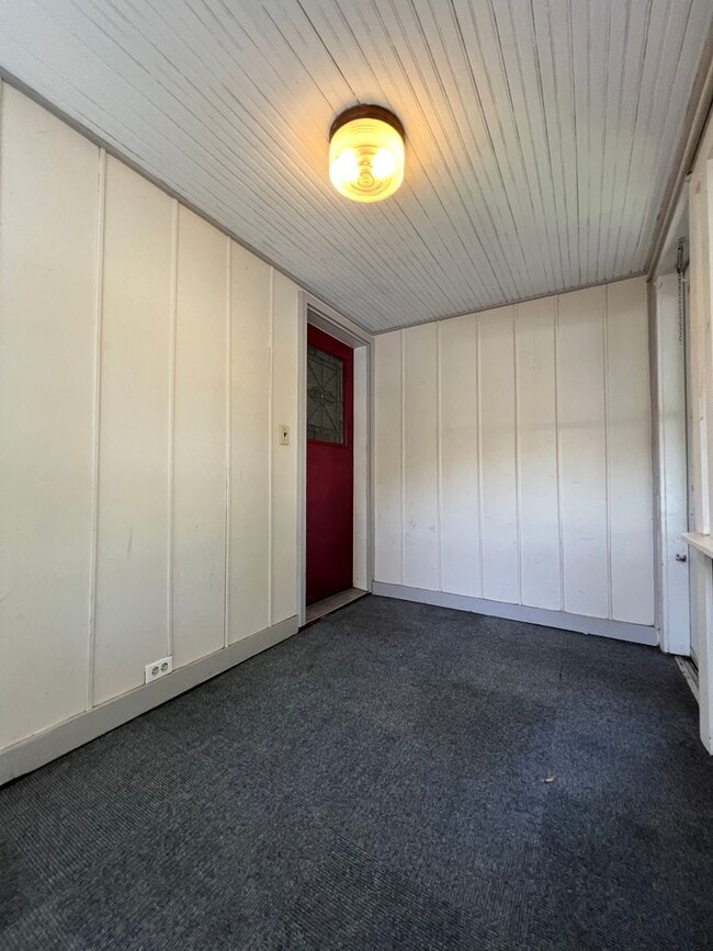 Building Photo - Three Bedroom,  2 Bathroom Apartment near ...