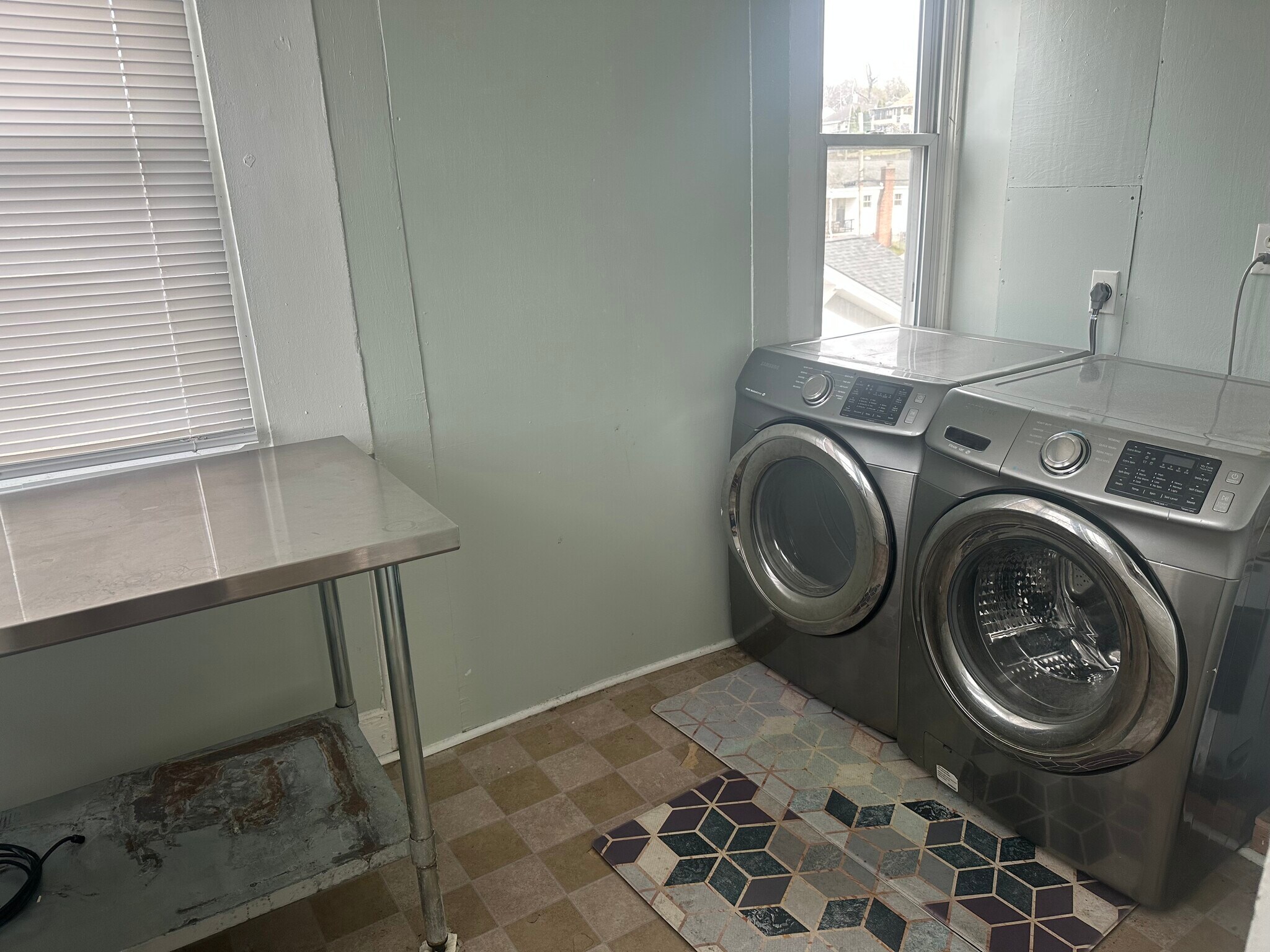 Building Photo - 315 E Columbia Ave