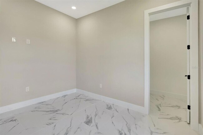 Building Photo - 212 Fairway Rd