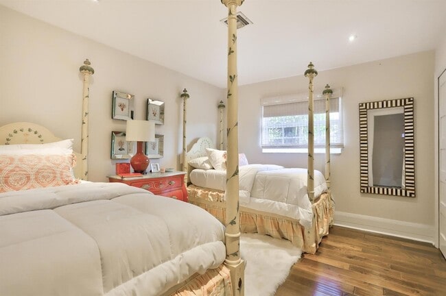 Building Photo - 835 Canary Walk