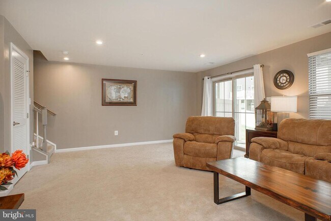 Building Photo - Stunning 3bd 2.5bth townhome in the Pondview community in Millersville.
