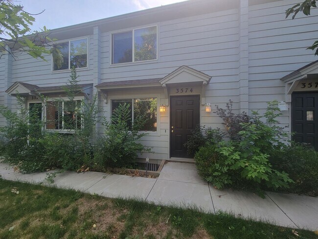 Building Photo - Sunny, newly remodeled 3 bed + office/2.5 bath in Applewood townhomes close to NOBO!