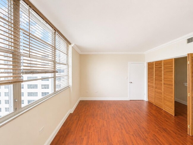 Building Photo - 825 Brickell Bay Dr