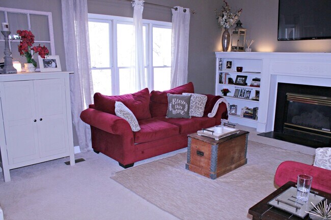 Building Photo - Beautiful home with Fenced Yard & Screened Porch!