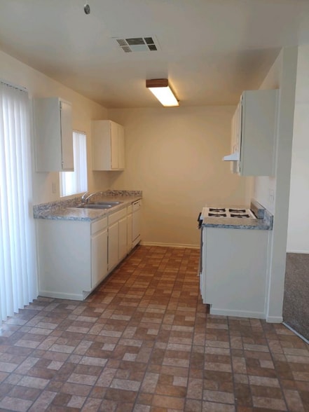 Building Photo - 674 W 41st St