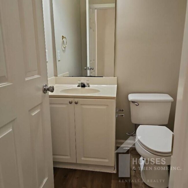 Building Photo - 210 Stapleford Park Dr