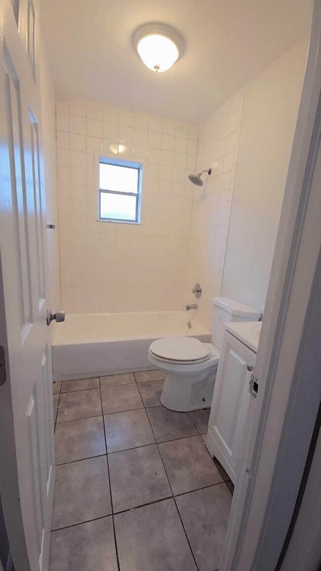 Building Photo - 621 NW 5th Ave