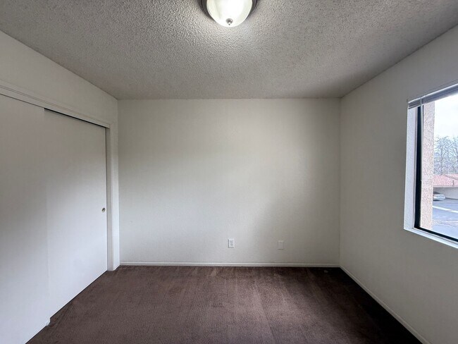 Building Photo - Quail Meadows Upstairs Condo