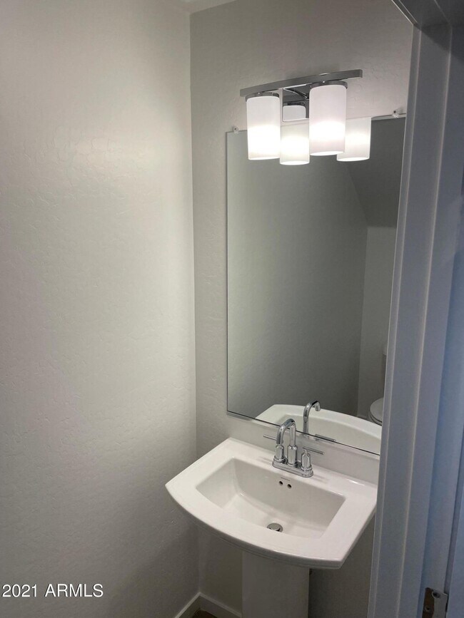 Building Photo - 901 S Smith Rd