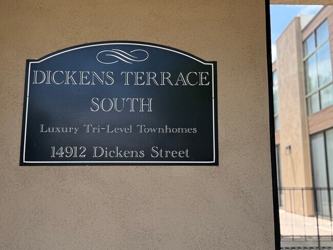 Building Photo - Sherman Oaks Townhome