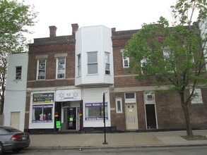 Building Photo - 2206 S Oakley Ave